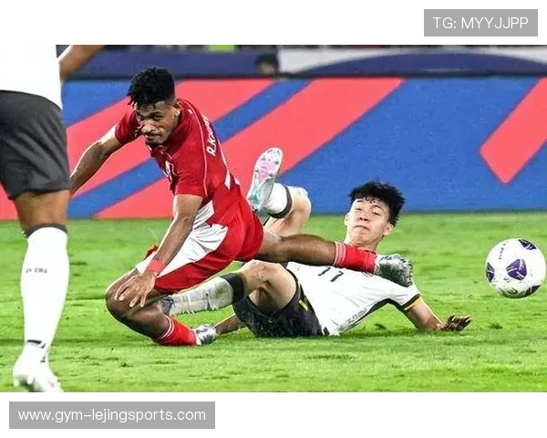 足球巨星赛后豪爽大口吃鸡腿引发球迷热议瞬间成为网络趣味话题